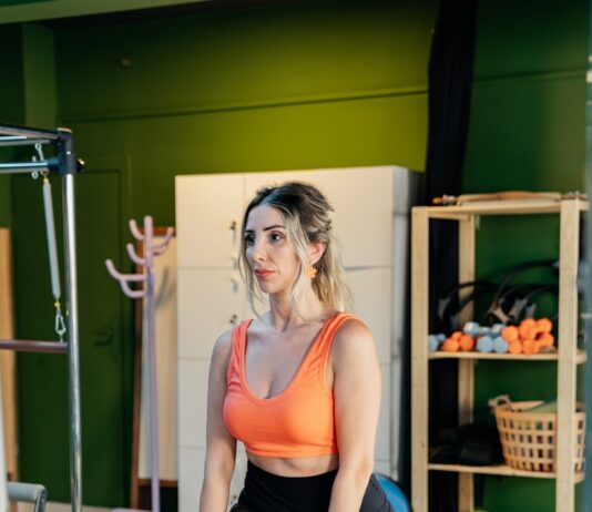 밸런스 챌린지: 흔들리는 몸을 바로잡는 ‘신체 센서’를 깨워라 Woman practices lunges with a ball in a pilates studio.