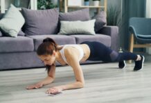 ‘마이크로워크아웃’ 열풍, 짧고 자주 움직이기가 건강한 일상 만든다 a woman is doing push ups on the floor