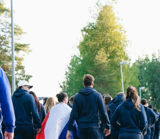 늘어나는 걷기 챌린지 참여… “일상 속 똑똑하게 걸으며 건강 챙겨요” Group of people walking with a flag