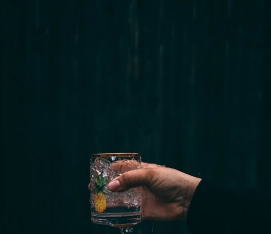 일상 속으로 들어온 웰니스 문화, 나만의 작은 건강 실천법 찾기 person holding clear drinking glass with water