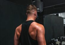 근육 건강 트렌드, 일상 속 작은 변화로 지키자 a man holding a pair of dumbs in a gym