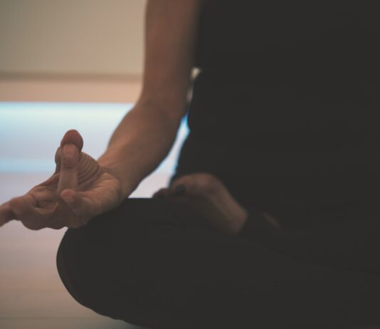 마음도 건강관리 시대… 일상에서 챙기는 정신건강 루틴 인기 person doing yoga on floor