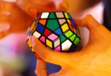 “걷기 명상부터 두뇌 식단까지… 일상으로 스며드는 뇌건강 트렌드” person holding 3 x 3 rubiks cube