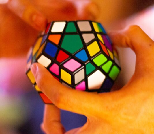“걷기 명상부터 두뇌 식단까지… 일상으로 스며드는 뇌건강 트렌드” person holding 3 x 3 rubiks cube
