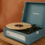 “내 몸에 집중하는 시대…한국에서 웰니스 문화가 일상에 스며든다” A blue record player with a record on it.
