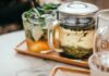 일상에서 실천하는 대체요법, 건강한 삶을 위한 새로운 루틴 clear glass mug on tray