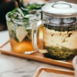 일상에서 실천하는 대체요법, 건강한 삶을 위한 새로운 루틴 clear glass mug on tray