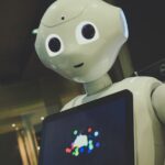 AI와 함께하는 건강 관리, 일상 속 똑똑한 변화 이끌다 white robot toy holding black tablet