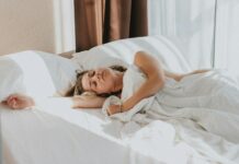 ‘수면 루틴’이 바꾼 일상, 내게 맞는 건강한 잠의 비결은? a person lying in a bed