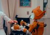 AI와 함께하는 건강관리, 일상에 스며드는 새로운 습관 Man gives robot bottles on a tray