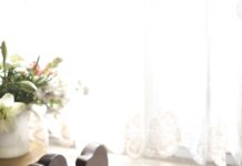 우리 삶을 바꾸는 ‘수면 루틴’, 일상 속 실천 방법은? woman sleeping on bed beside book