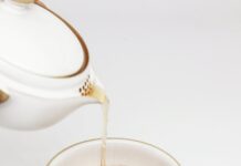 내 삶에 스며드는 대체요법, 건강을 위한 실용적 선택법 tea pours into white teacup