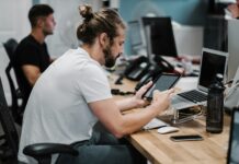 직장인을 위한 거북목·일자목 교정 스트레칭과 실생활 개선법 man holding turned-on iPad in front of turned-off MacBook Air