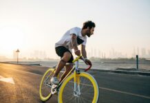 현대인의 건강지킴이, 쉽고 효율적인 혈당 관리 비법 대공개 man riding bicycle on road during daytime