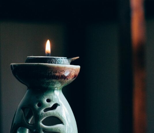 “작은 걸음부터 시작하는 마음 챙김 루틴, 일상에 여유를 더하다” rule of thirds photography of lit candle