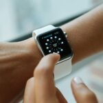 웨어러블 기기로 건강 관리, 내 손목에서 시작하는 변화를 경험하세요! person wearing silver aluminium case Apple Watch with white Sports Band